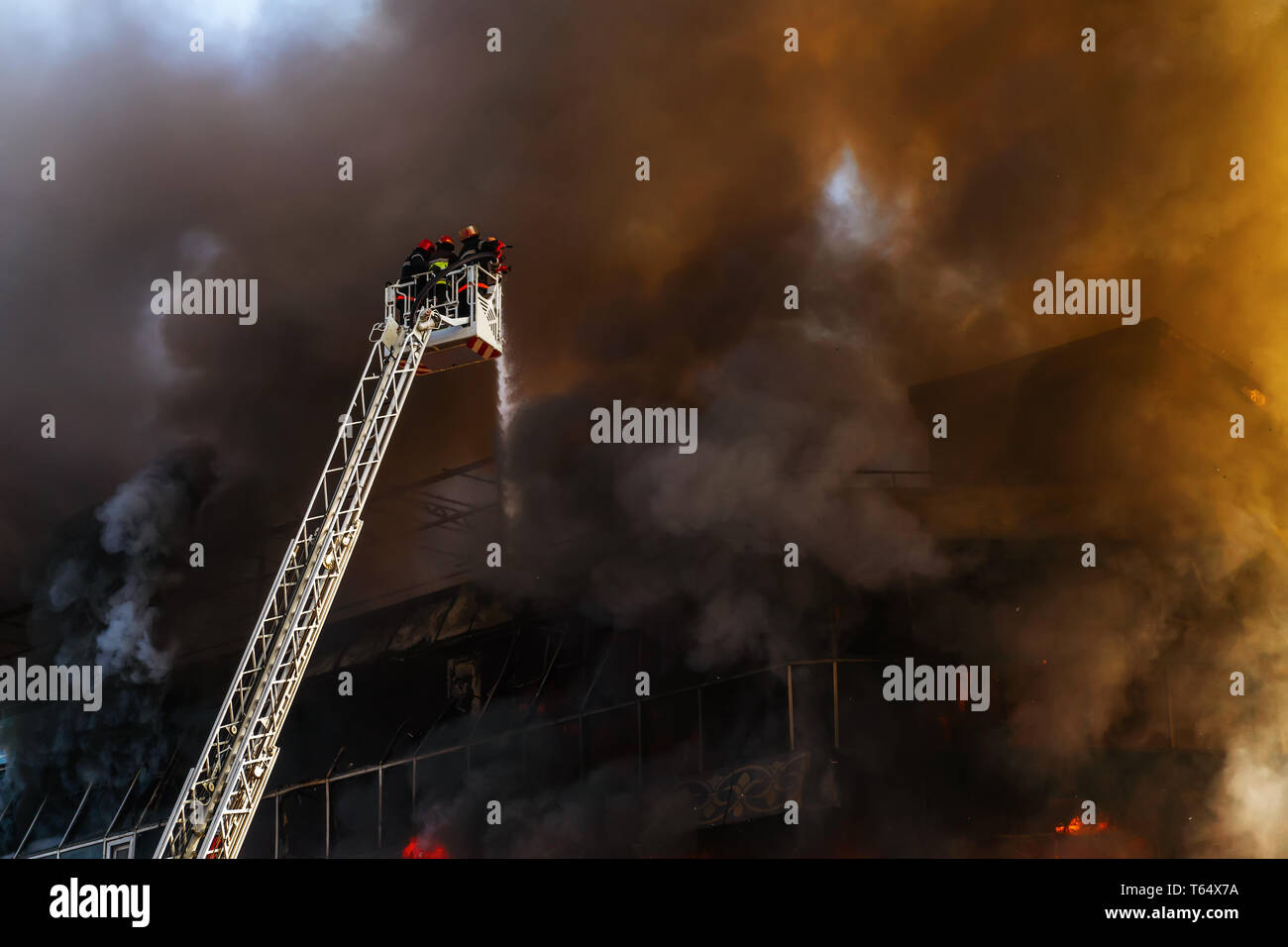 I pompieri spengono un grosso incendio Foto Stock