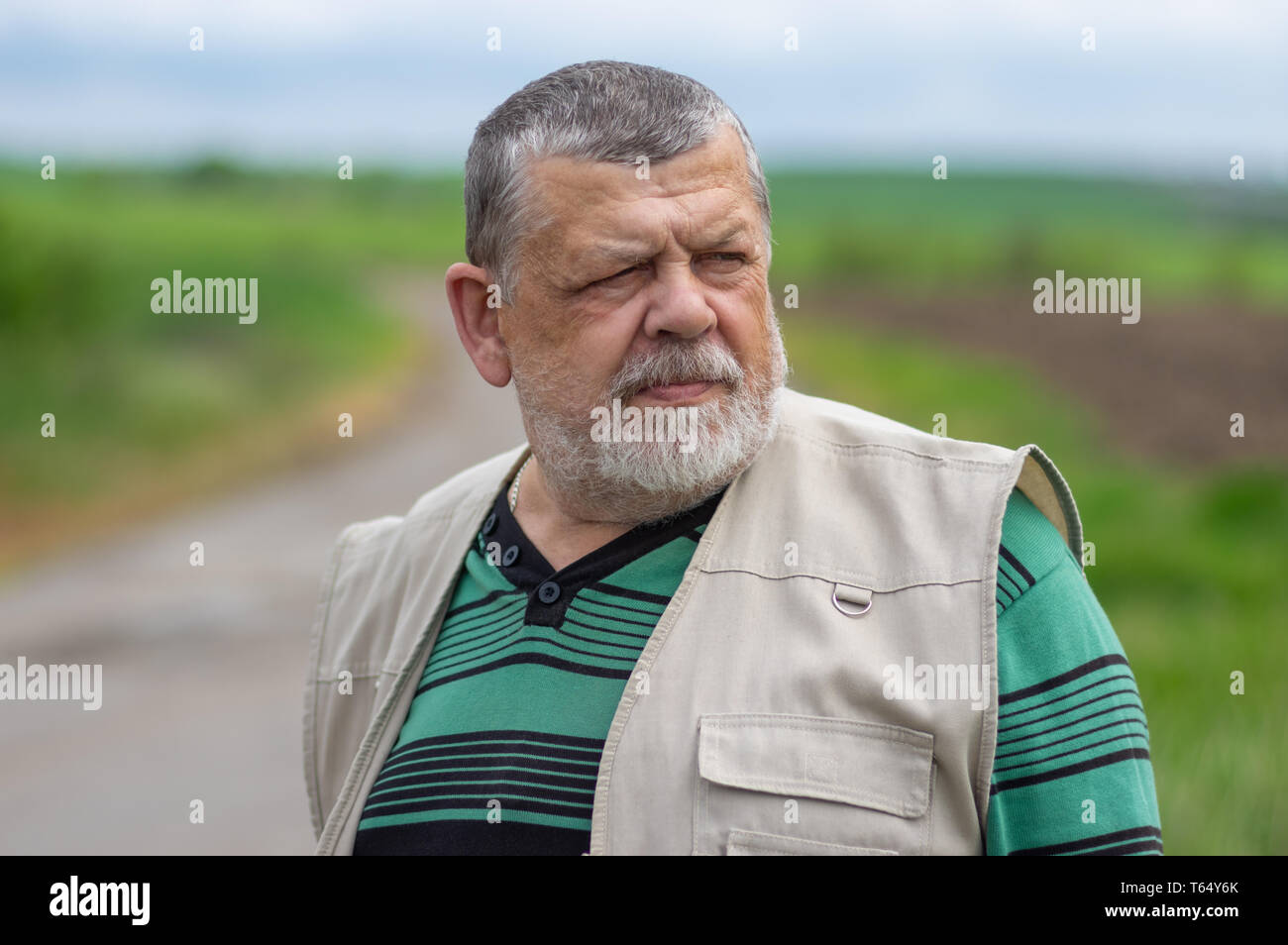 Nice outdoor ritratto del Caucaso uomo senior con intenti guardare Foto Stock