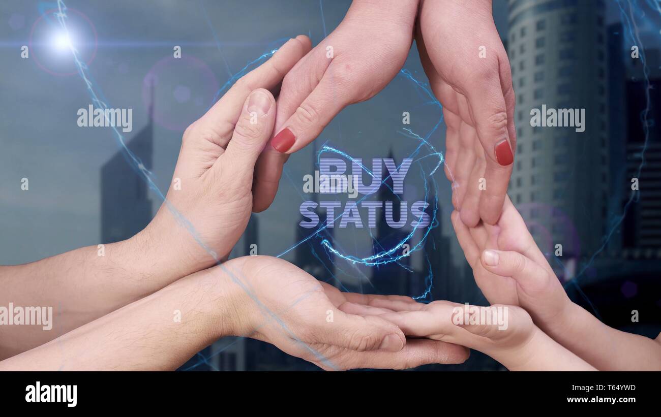 Gli uomini, le donne e i bambini con le mani in mano mostra un ologramma acquistare lo stato Foto Stock