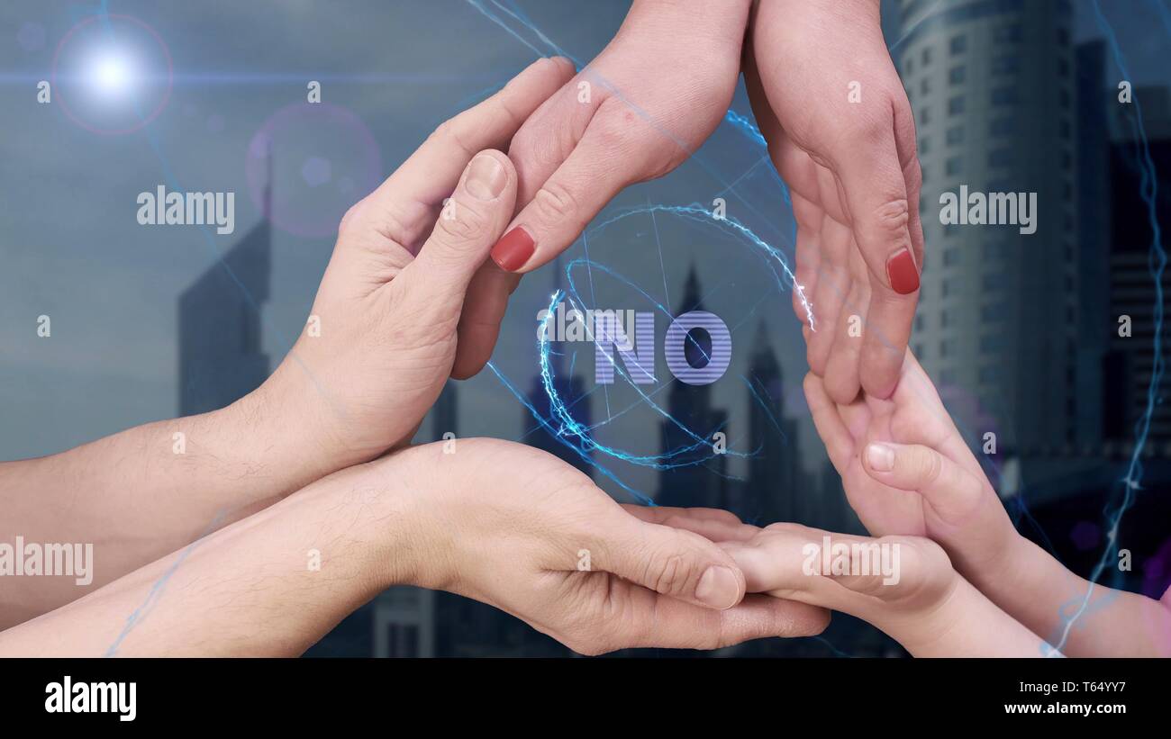 Gli uomini, le donne e i bambini con le mani in mano mostra un ologramma n. Foto Stock
