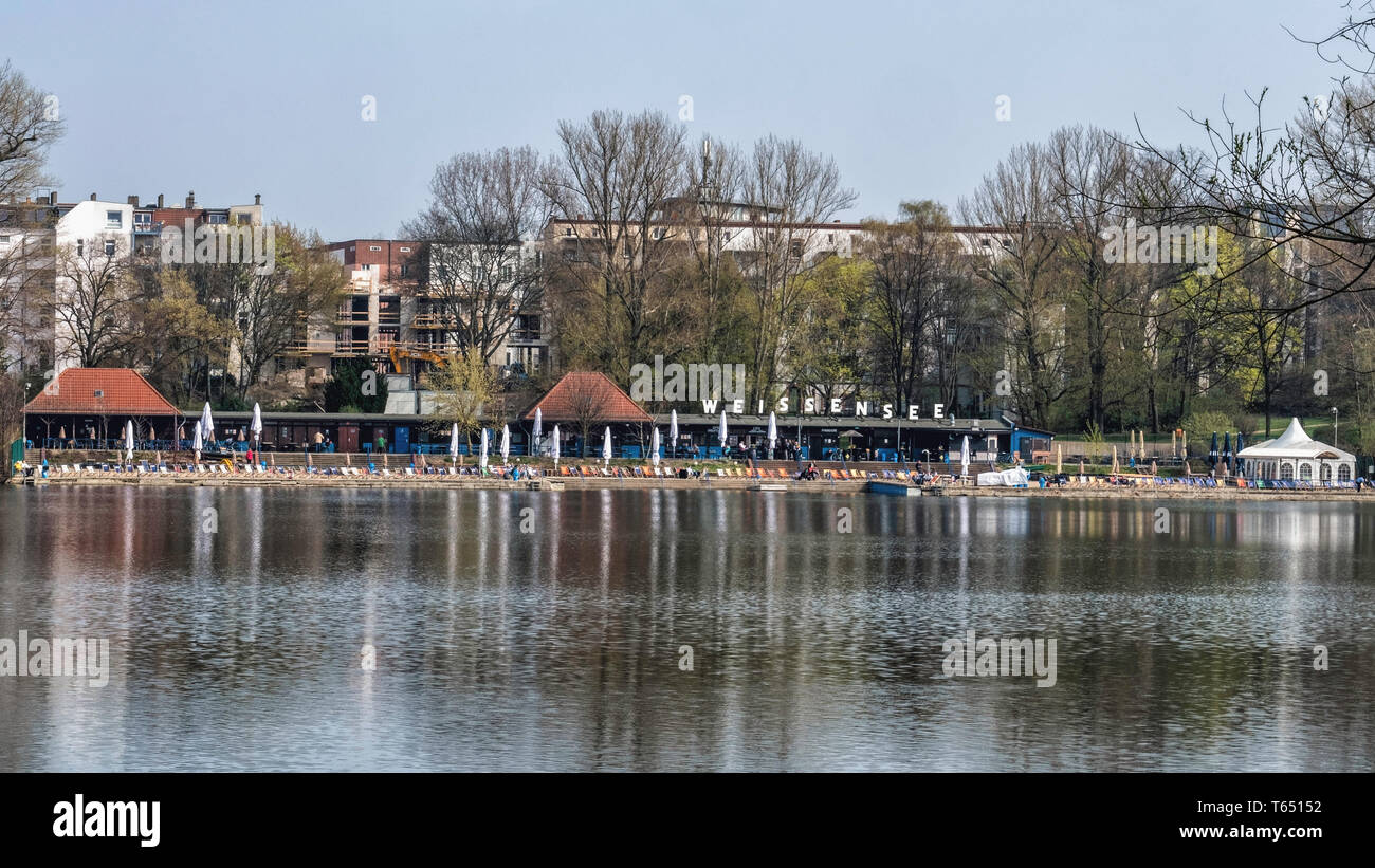 Berlino,Pankow. Lago Bianco spiaggia Nuoto, Weissensee Strandbad. Le acque calme,ombrelloni e sedie a sdraio per il Wild Water nuotatori Foto Stock