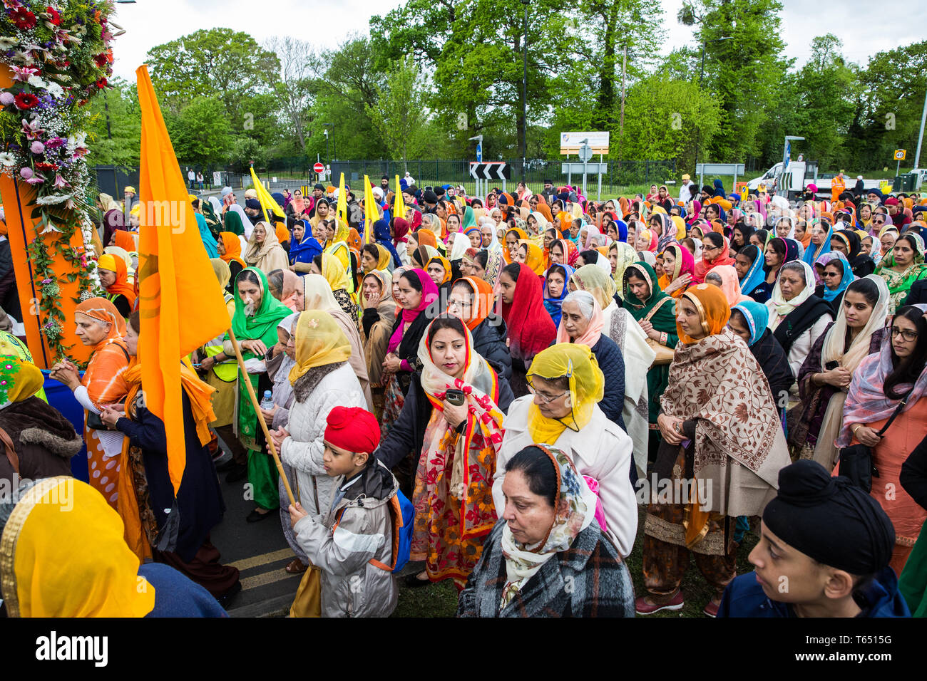 Slough, Regno Unito. Il 28 aprile 2019. I sikh di pagare i loro rispetti al Sacro Sri Guru Granth Sahib Ji durante il Vaisakhi Nagar Kirtan processione dalla Gurd Foto Stock