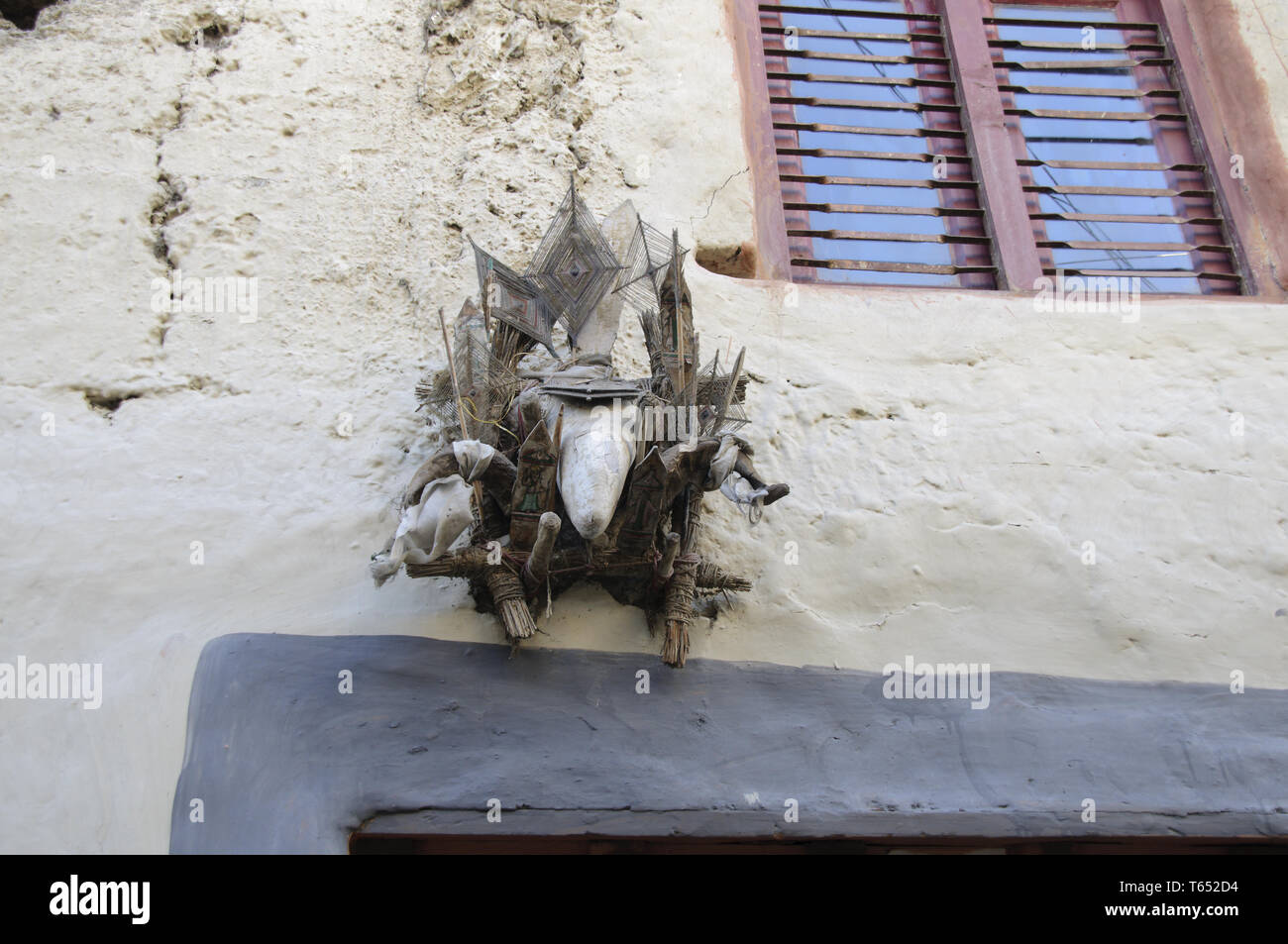 Testa della capra su una porta, Kagbeni, Mustang Foto Stock