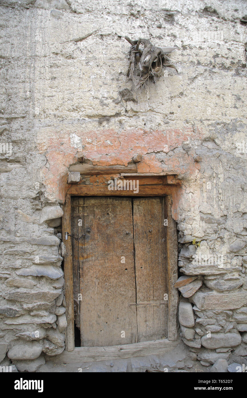 Testa della capra su una porta, Kagbeni, Mustang Foto Stock