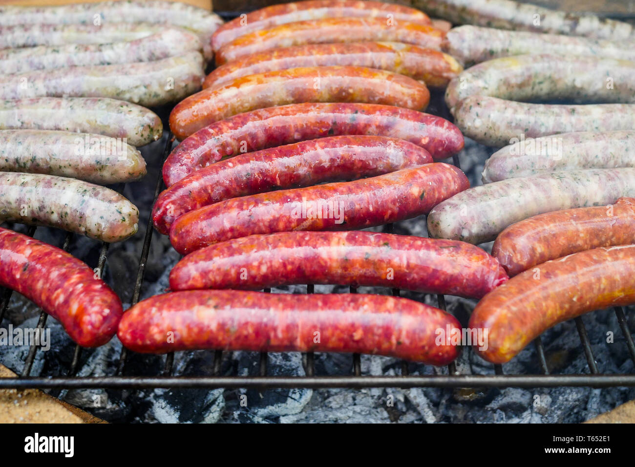 Salumi crudi su un barbecue, Chomerac, Ardeche, Francia, Foto Stock