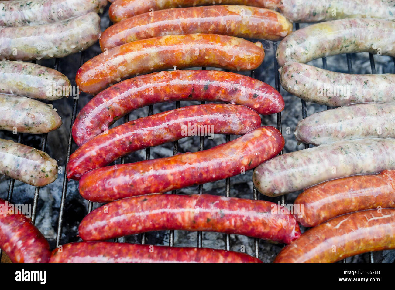 Salumi crudi su un barbecue, Chomerac, Ardeche, Francia, Foto Stock