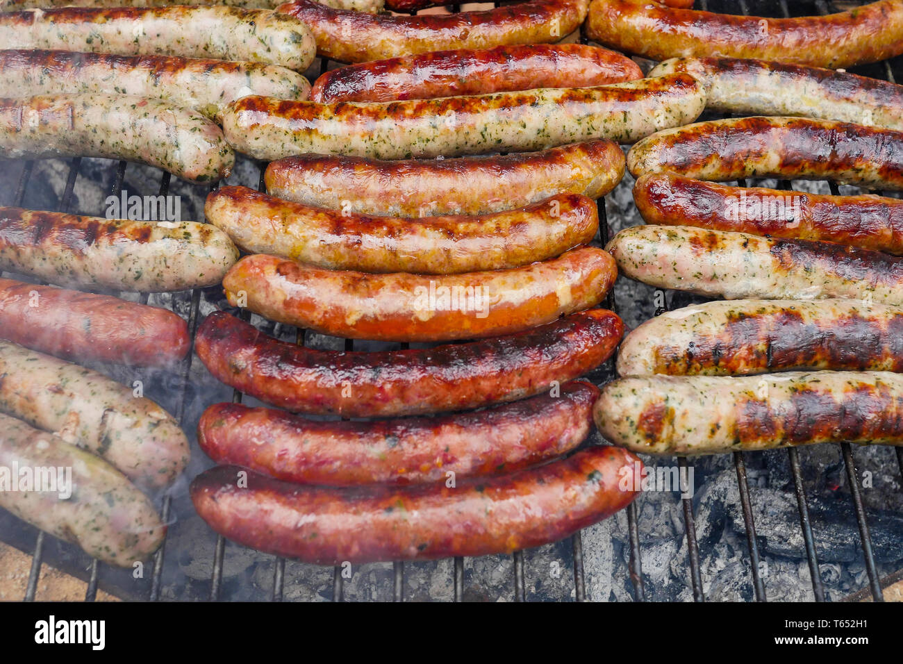Salsicce alla griglia su un barbecue, Chomerac, Ardeche, Francia, Foto Stock