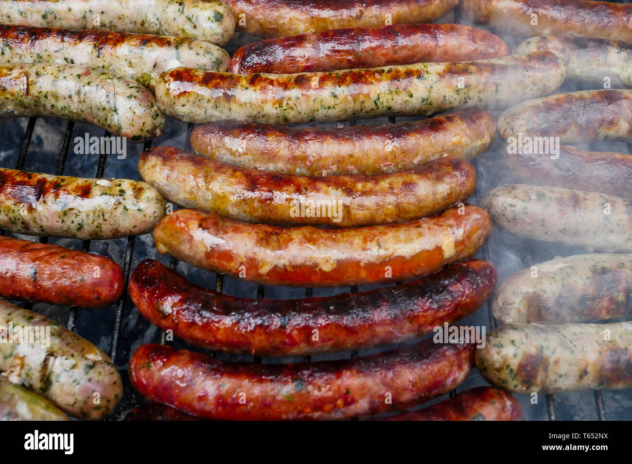 Salsicce alla griglia su un barbecue, Chomerac, Ardeche, Francia, Foto Stock