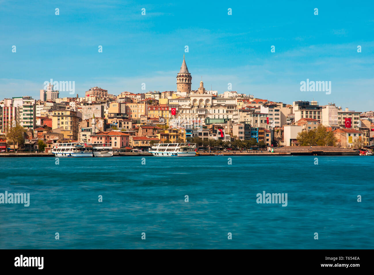 Vista della città di Istanbul in Turchia. Storica Torre di Galata al Bosforo, il Mar di Marmara Foto Stock