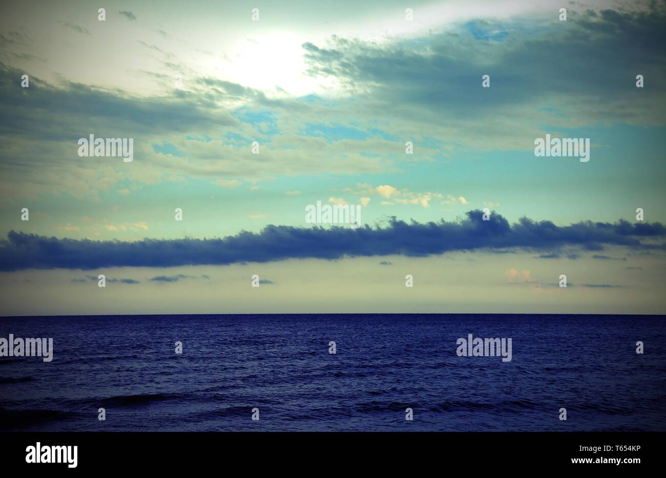 Oceano e molte nuvole prima della tempesta Foto Stock