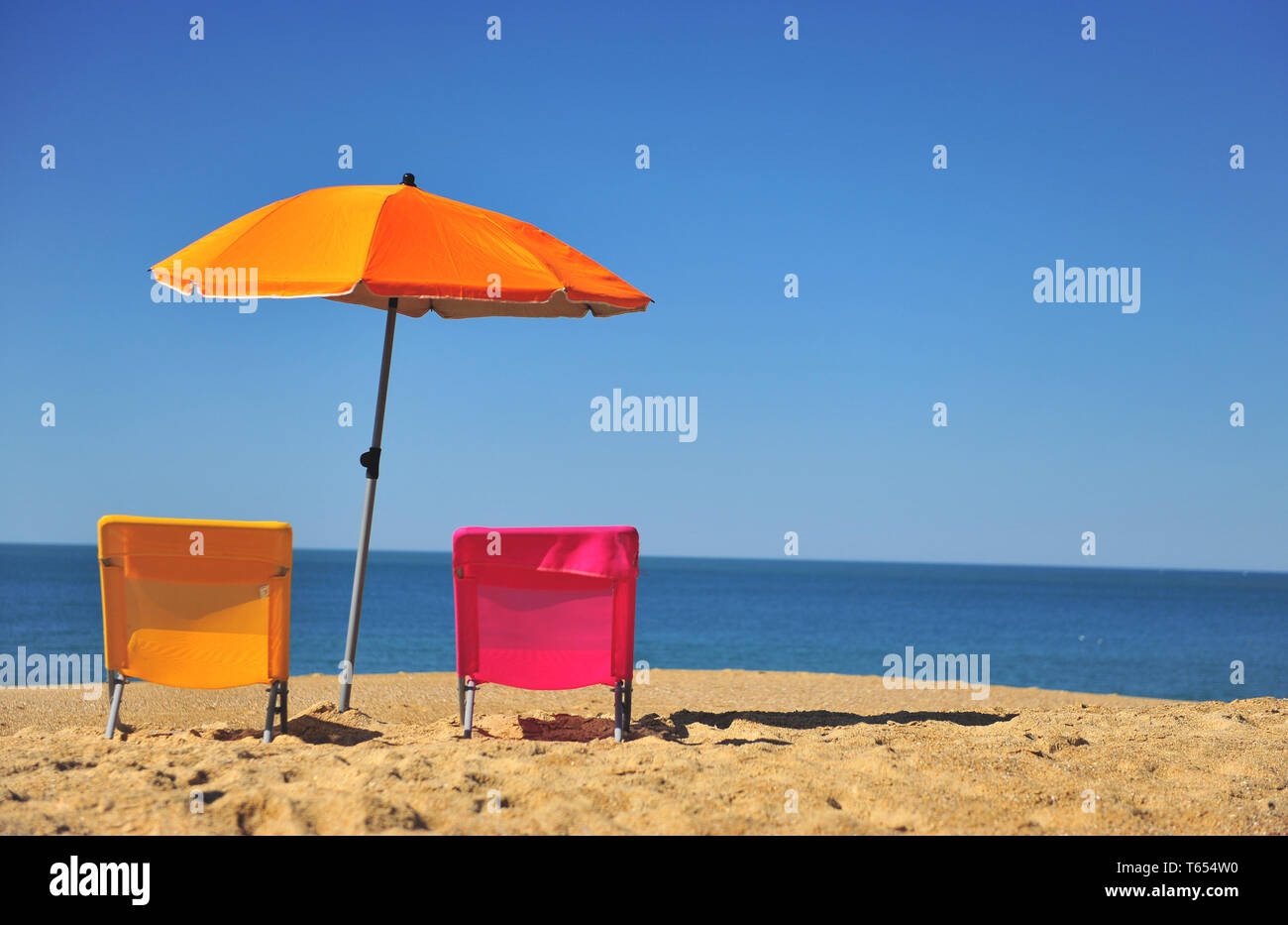 Sedie e ombrellone sulla spiaggia di nazare, Portogallo, scena estiva Foto Stock