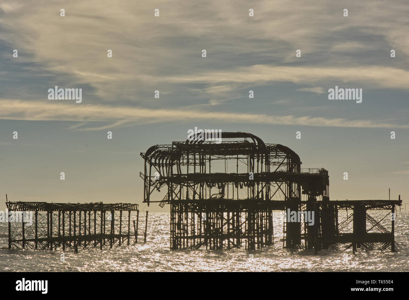 Rovinato Molo Ovest sul lungomare di Brighton, East Sussex, Inghilterra Foto Stock