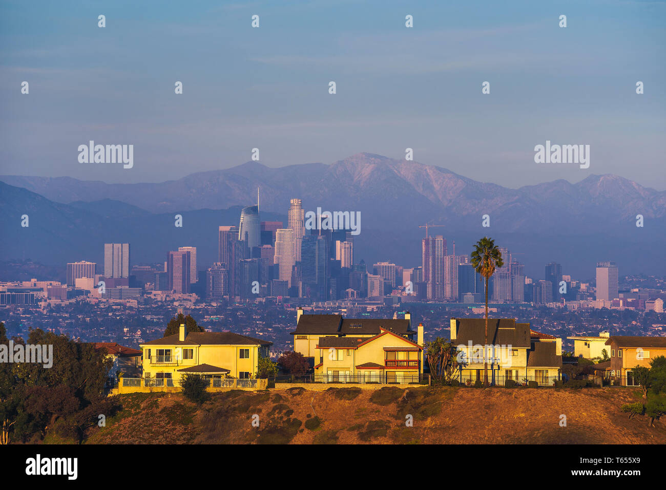 Ville di lusso di Los Angeles in California con skyline della città in background Foto Stock