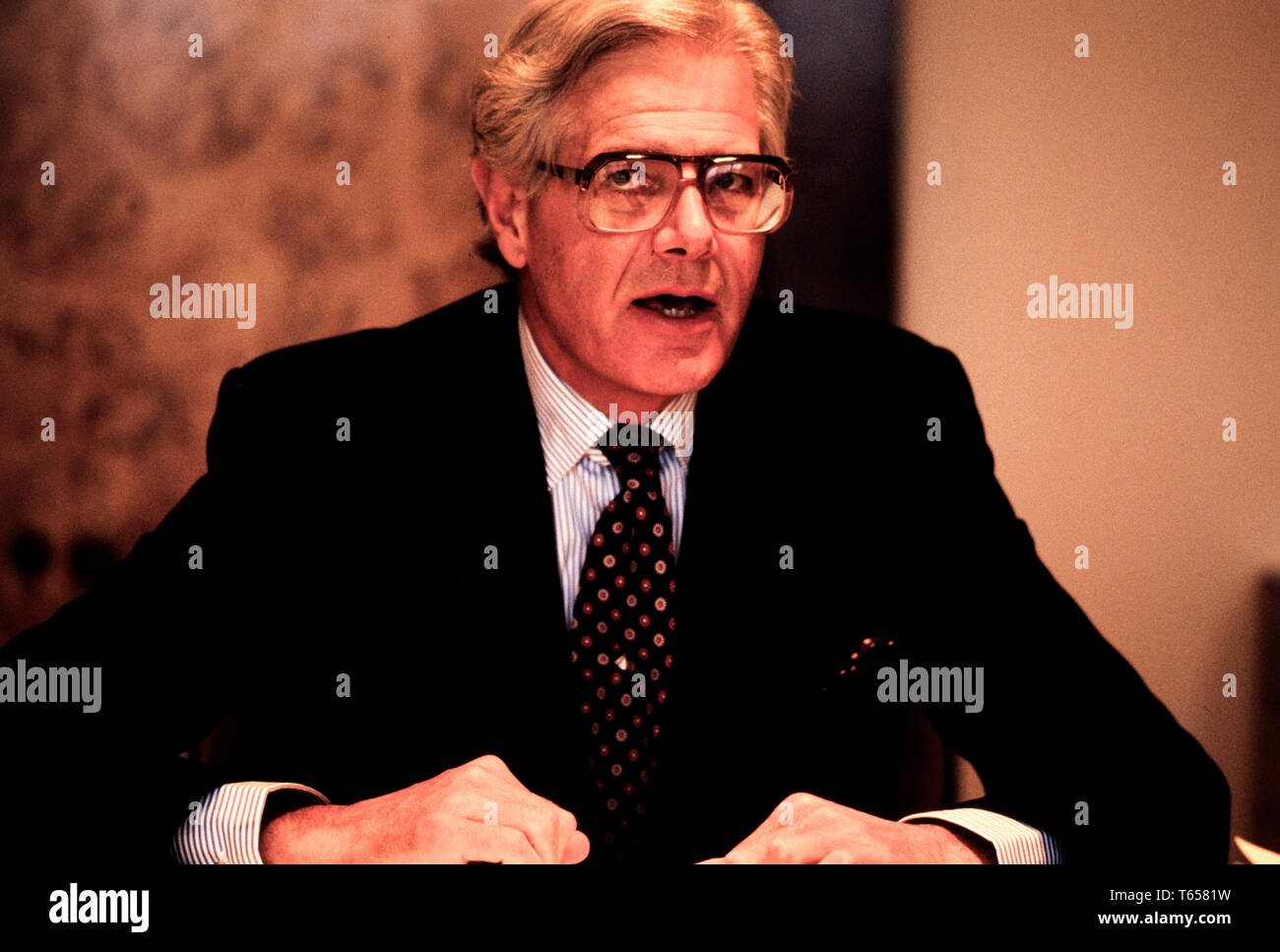 Ogilvie Thompson Presidente della De Beers fotografato nel suo Londra Hatton Garden Office nel 1985 per un tedesco Business Magazine Julian Ogilvie Thompson (nato nel 1934 a Città del Capo, Sud Africa) è un sudafricano imprenditore ed ex presidente della De Beers e gli Anglo American mining company. Ogilvie Thompson è stato nominato un direttore esecutivo di Anglo American nel 1971 e come vice presidente di Barclays Banca nazionale, ex First National Bank, nel 1977. Egli è riuscito a Harry Oppenheimer come presidente di Minorco nel 1982 e come presidente di De Beers nel 1985. Egli è riuscito a Gavin Relly come presidente di un Foto Stock