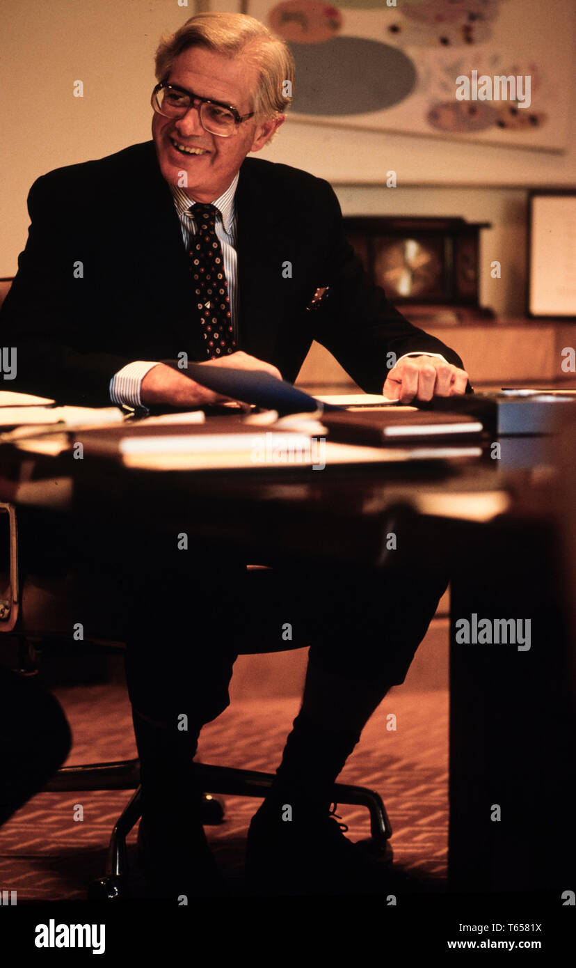 Ogilvie Thompson Presidente della De Beers fotografato nel suo Londra Hatton Garden Office nel 1985 per un tedesco Business Magazine Julian Ogilvie Thompson (nato nel 1934 a Città del Capo, Sud Africa) è un sudafricano imprenditore ed ex presidente della De Beers e gli Anglo American mining company. Ogilvie Thompson è stato nominato un direttore esecutivo di Anglo American nel 1971 e come vice presidente di Barclays Banca nazionale, ex First National Bank, nel 1977. Egli è riuscito a Harry Oppenheimer come presidente di Minorco nel 1982 e come presidente di De Beers nel 1985. Egli è riuscito a Gavin Relly come presidente di un Foto Stock
