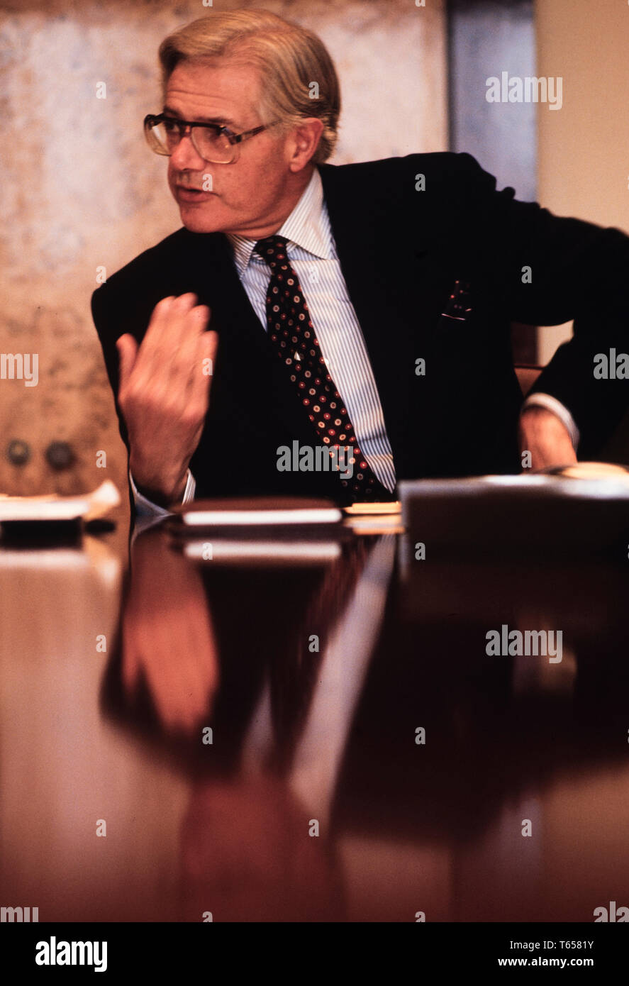 Ogilvie Thompson Presidente della De Beers fotografato nel suo Londra Hatton Garden Office nel 1985 per un tedesco Business Magazine Julian Ogilvie Thompson (nato nel 1934 a Città del Capo, Sud Africa) è un sudafricano imprenditore ed ex presidente della De Beers e gli Anglo American mining company. Ogilvie Thompson è stato nominato un direttore esecutivo di Anglo American nel 1971 e come vice presidente di Barclays Banca nazionale, ex First National Bank, nel 1977. Egli è riuscito a Harry Oppenheimer come presidente di Minorco nel 1982 e come presidente di De Beers nel 1985. Egli è riuscito a Gavin Relly come presidente di un Foto Stock