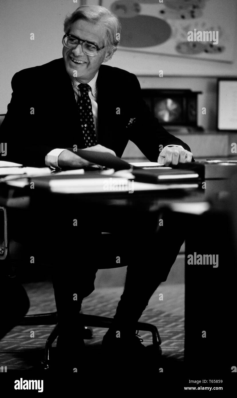 Ogilvie Thompson Presidente della De Beers fotografato nel suo Londra Hatton Garden Office nel 1985 per un tedesco Business Magazine Julian Ogilvie Thompson (nato nel 1934 a Città del Capo, Sud Africa) è un sudafricano imprenditore ed ex presidente della De Beers e gli Anglo American mining company. Ogilvie Thompson è stato nominato un direttore esecutivo di Anglo American nel 1971 e come vice presidente di Barclays Banca nazionale, ex First National Bank, nel 1977. Egli è riuscito a Harry Oppenheimer come presidente di Minorco nel 1982 e come presidente di De Beers nel 1985. Egli è riuscito a Gavin Relly come presidente di un Foto Stock