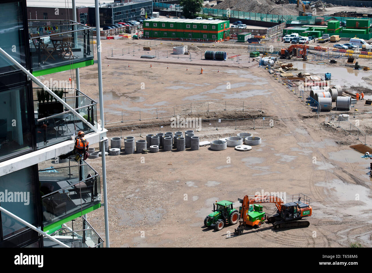 Un lavoratore edile abseils fino al 8 piano di Riverlight Quay Appartamento Edificio per praticare un foro. Nine Elms nel sud di Londra su 12/07/2017 Foto Stock