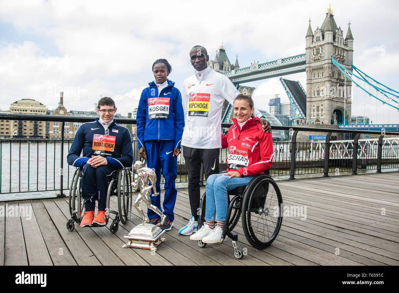 Londra, Regno Unito. Il 29 aprile 2019. Maratona di Londra vincitori, Daniel Romanchuk, Brigid Kosgei, Eliud Kipchoge e Manuel Schär con la vita sportiva Trofeo d Foto Stock