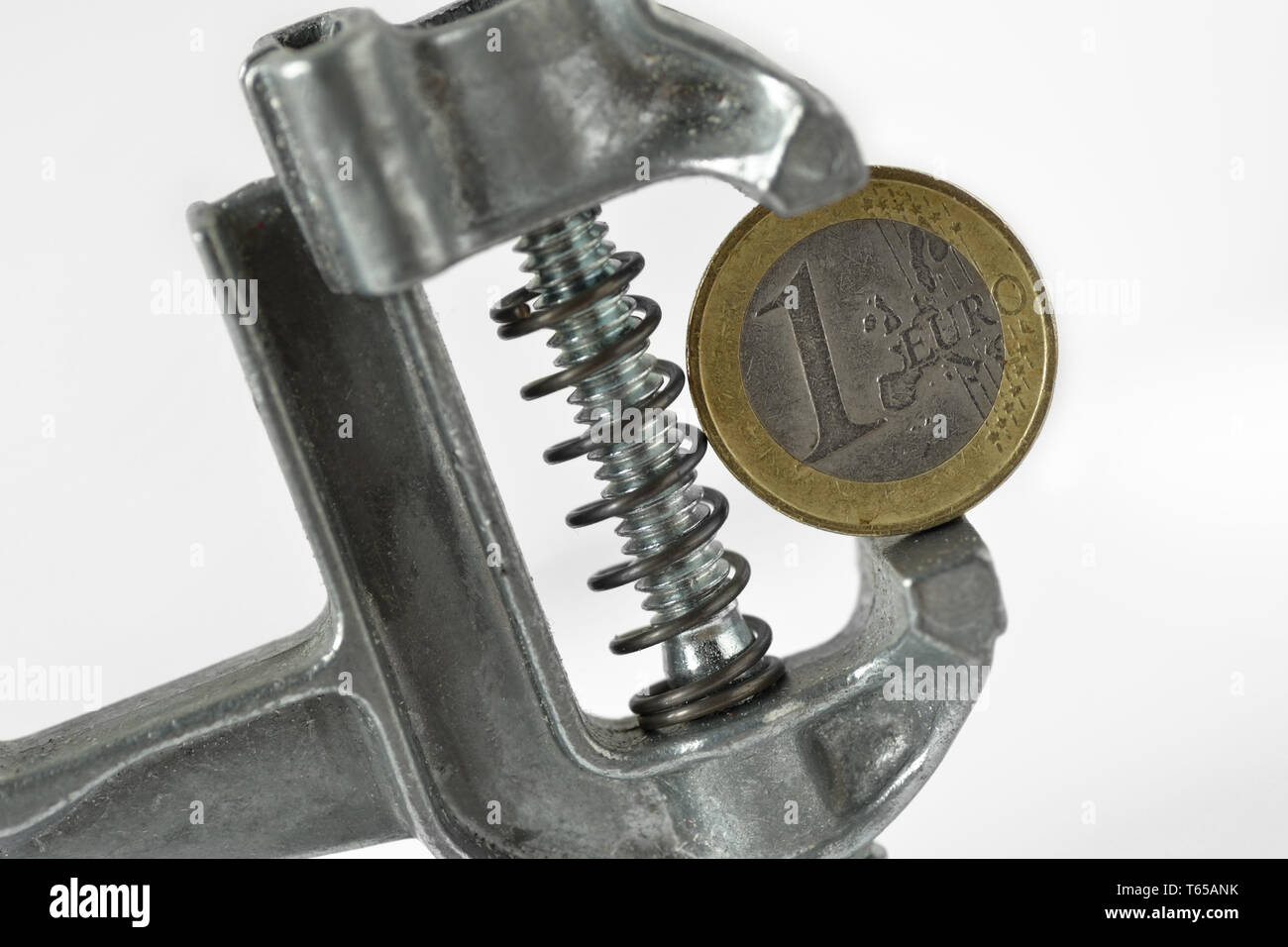 Morsa di ferro attrezzo con monete euro - Concetto di stress, pressione finanziaria Foto Stock