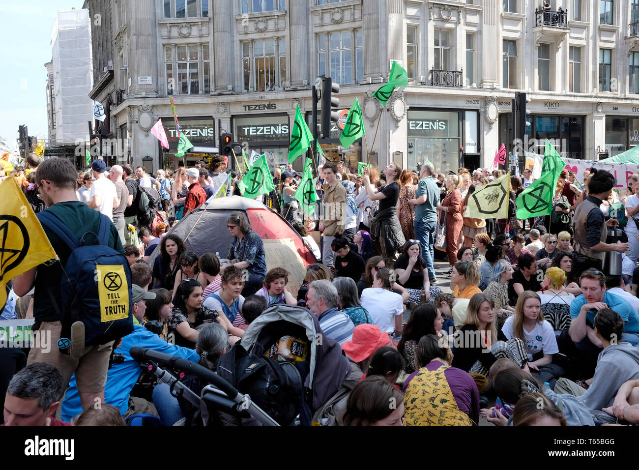 La ribellione di estinzione attivisti ambientali blocco Oxford e Regent Street nel centro di Londra. Foto Stock