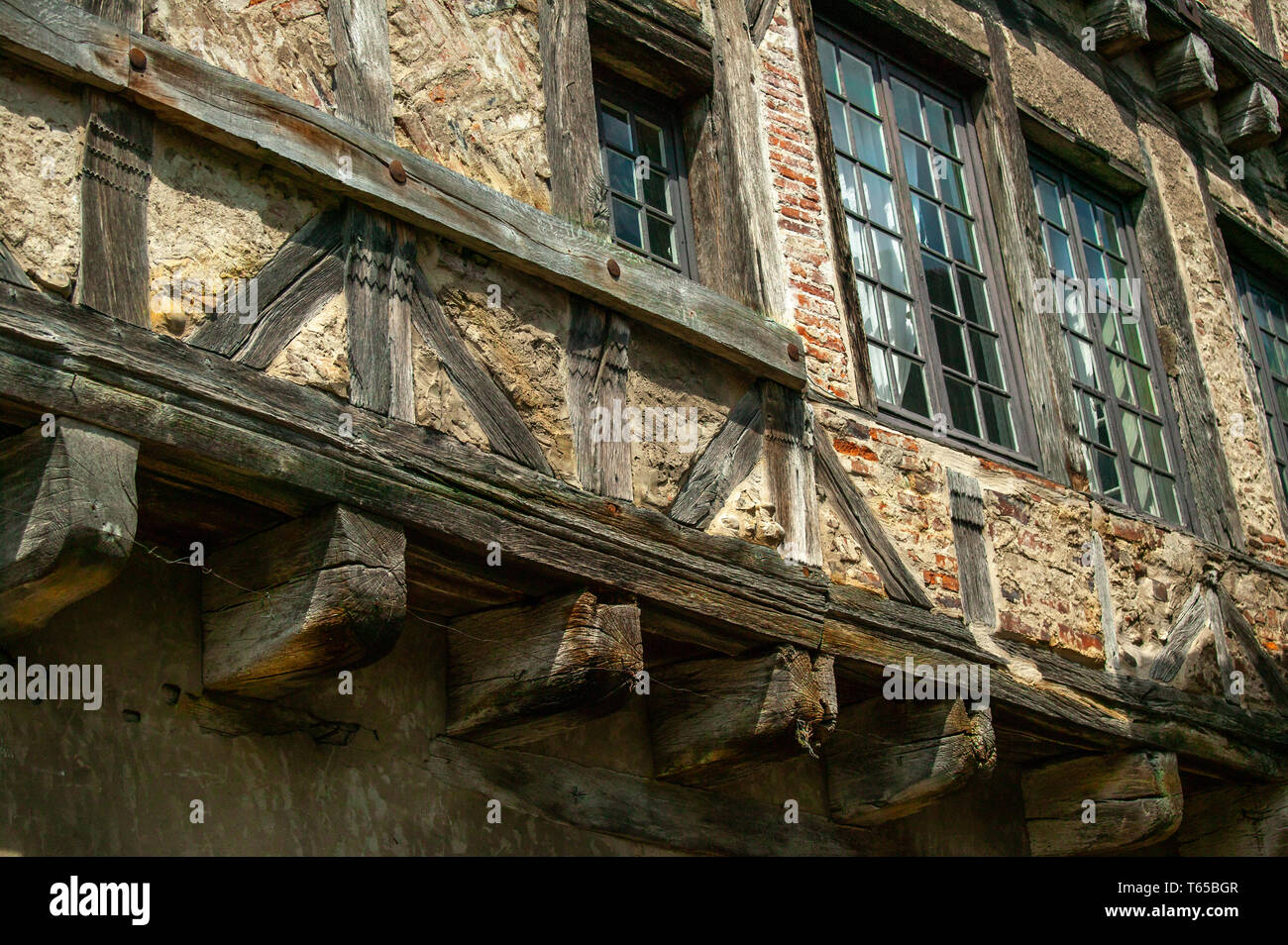 Travi di legno in antica casa di città medievale di Pérouges, Francia Foto Stock