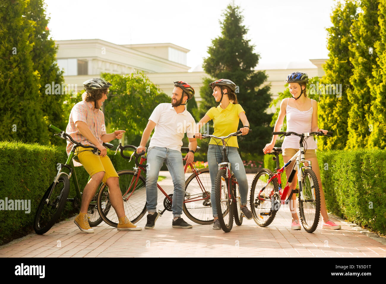 Gruppo di gioiosa la gente con le biciclette al di fuori. Foto Stock