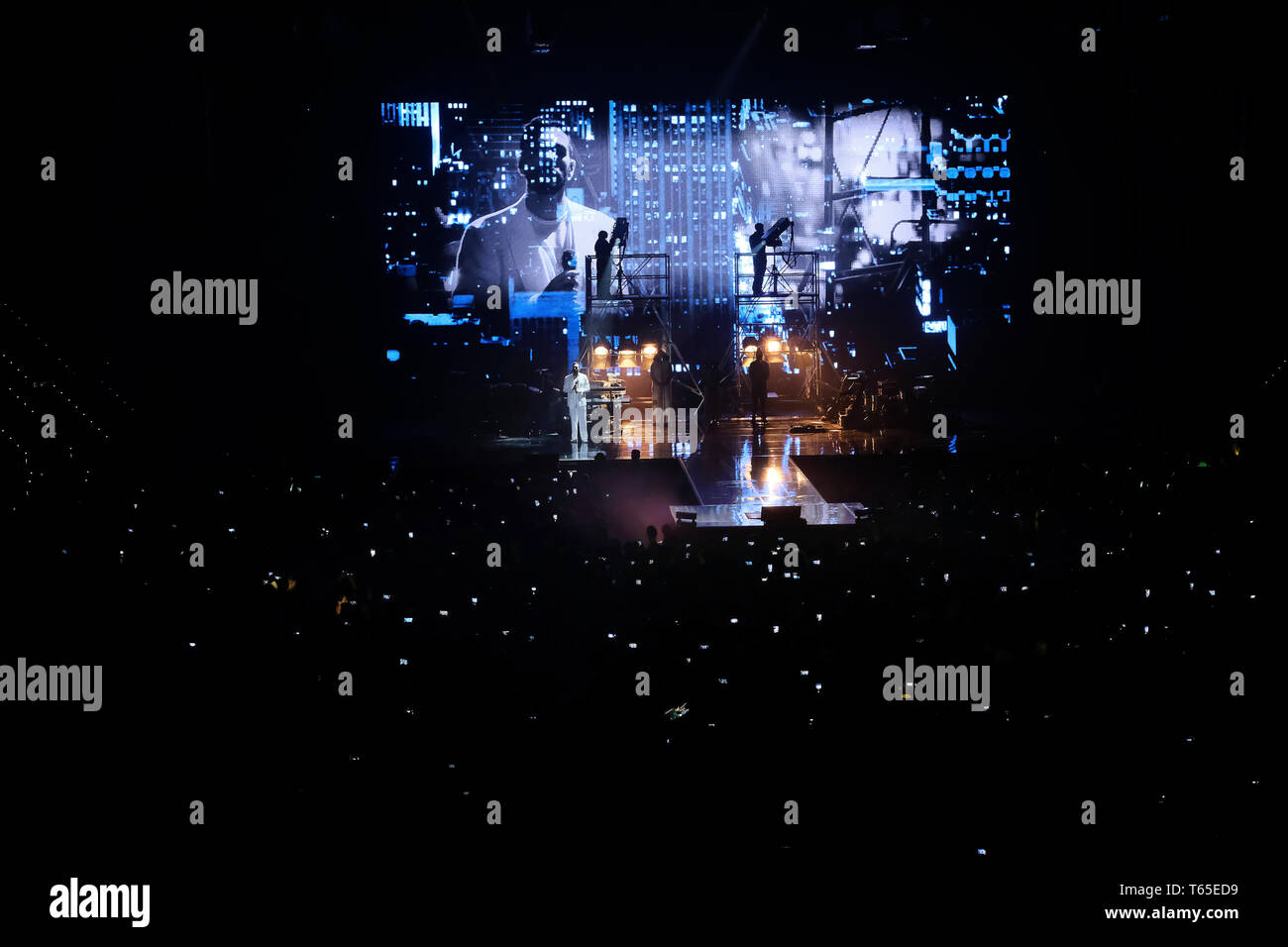 Torino, Italia. 28 apr, 2019. L'International cantante italiano Marco Mengoni, riparte con il suo 'Atlantic Tour ' dal palco Pala-Alpitour a Torino. Credito: Daniele Baldi/Pacific Press/Alamy Live News Foto Stock