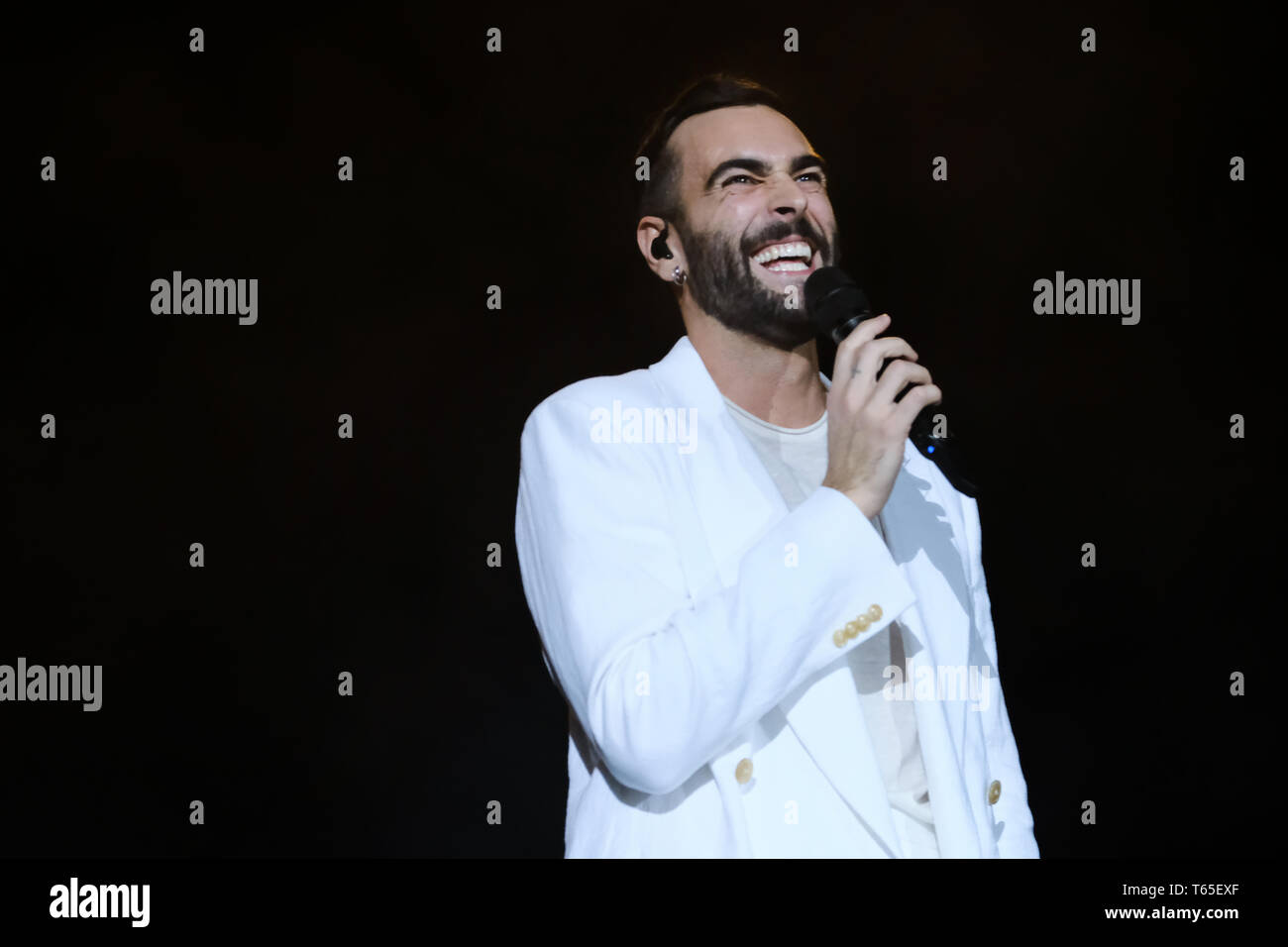 Torino, Italia. 28 apr, 2019. L'International cantante italiano Marco Mengoni, riparte con il suo 'Atlantic Tour ' dal palco Pala-Alpitour a Torino. Credito: Daniele Baldi/Pacific Press/Alamy Live News Foto Stock