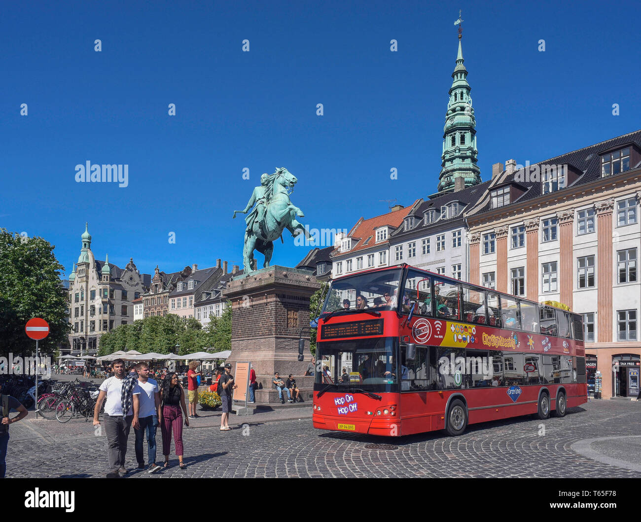 La statua equestre di Absalon su Hojbro Plads a Copenaghen commemora il fondatore della città il vescovo Absalom, Copenaghen, Zelanda, Danimarca 07/06/2018 Foto Stock