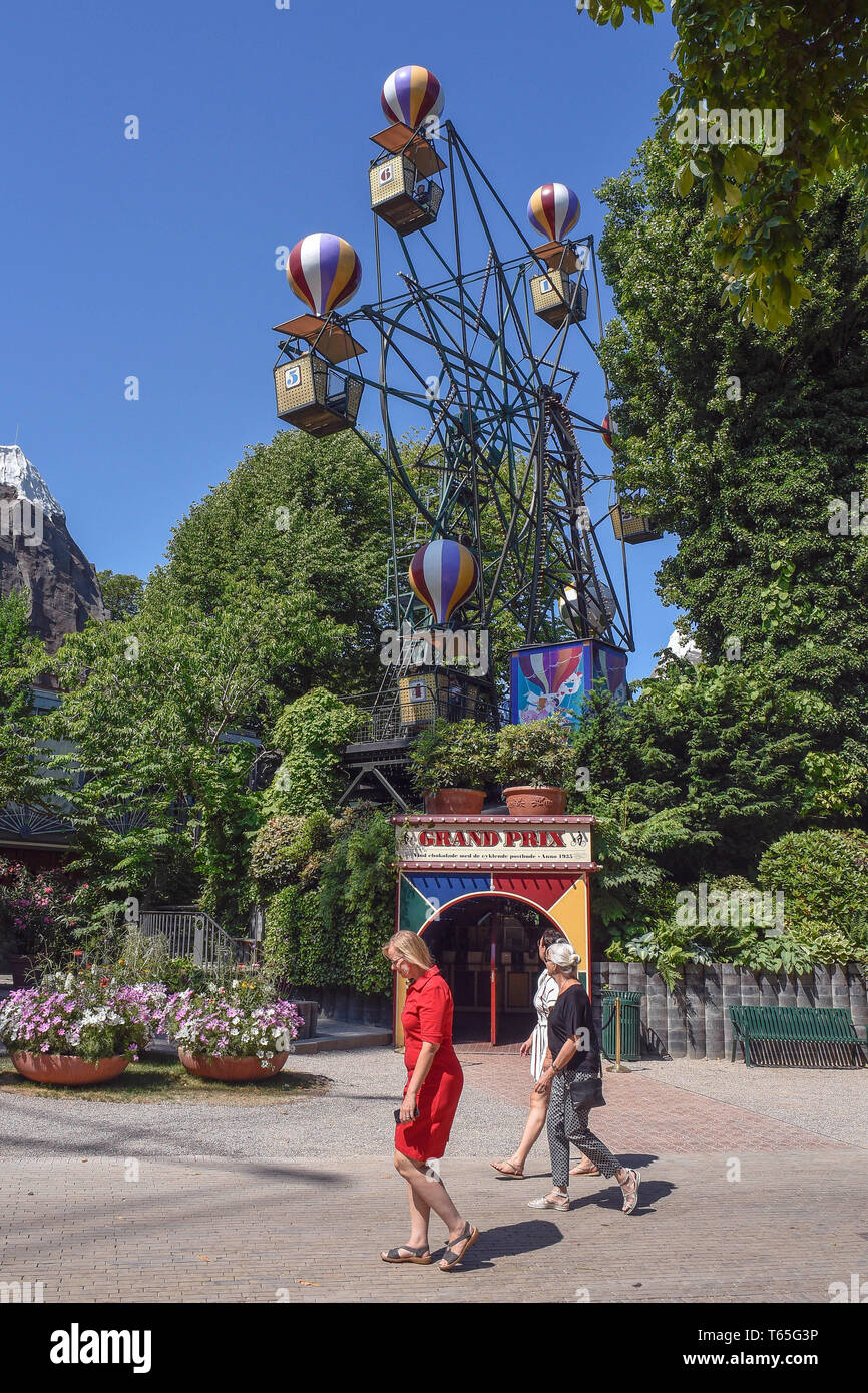 Danimarca, Copenaghen, i Giardini di Tivoli (o semplicemente Tivoli) è un parco di divertimento e piacere giardino di Copenhagen, Danimarca. Il parco ha aperto il 15 agosto 1 Foto Stock