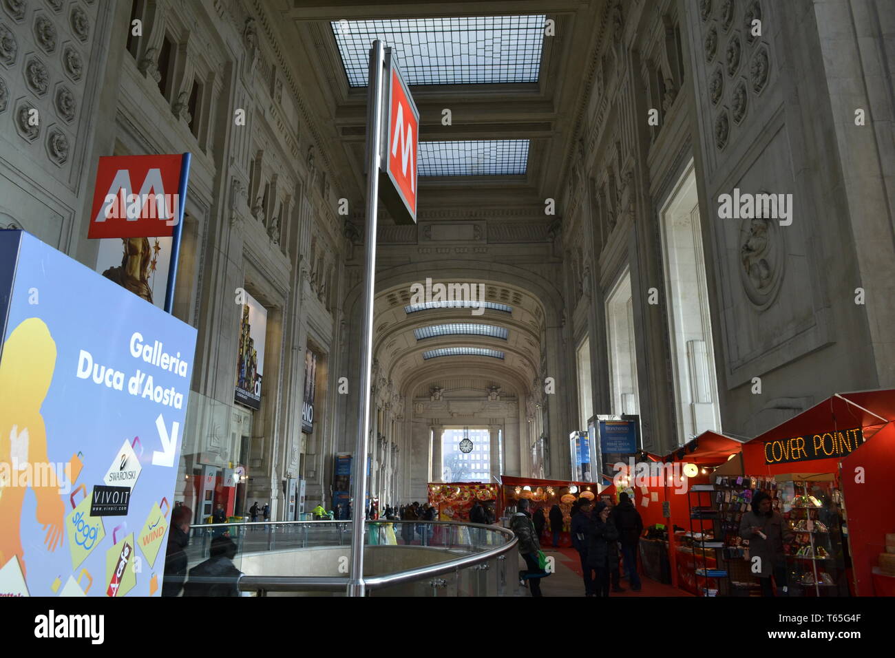 Milano/Italia - 15 Gennaio 2014: Italiano tradizionale mercato di Natale bancarelle decorate con tessuti di rosso e tappeto rosso all'interno della stazione centrale. Foto Stock