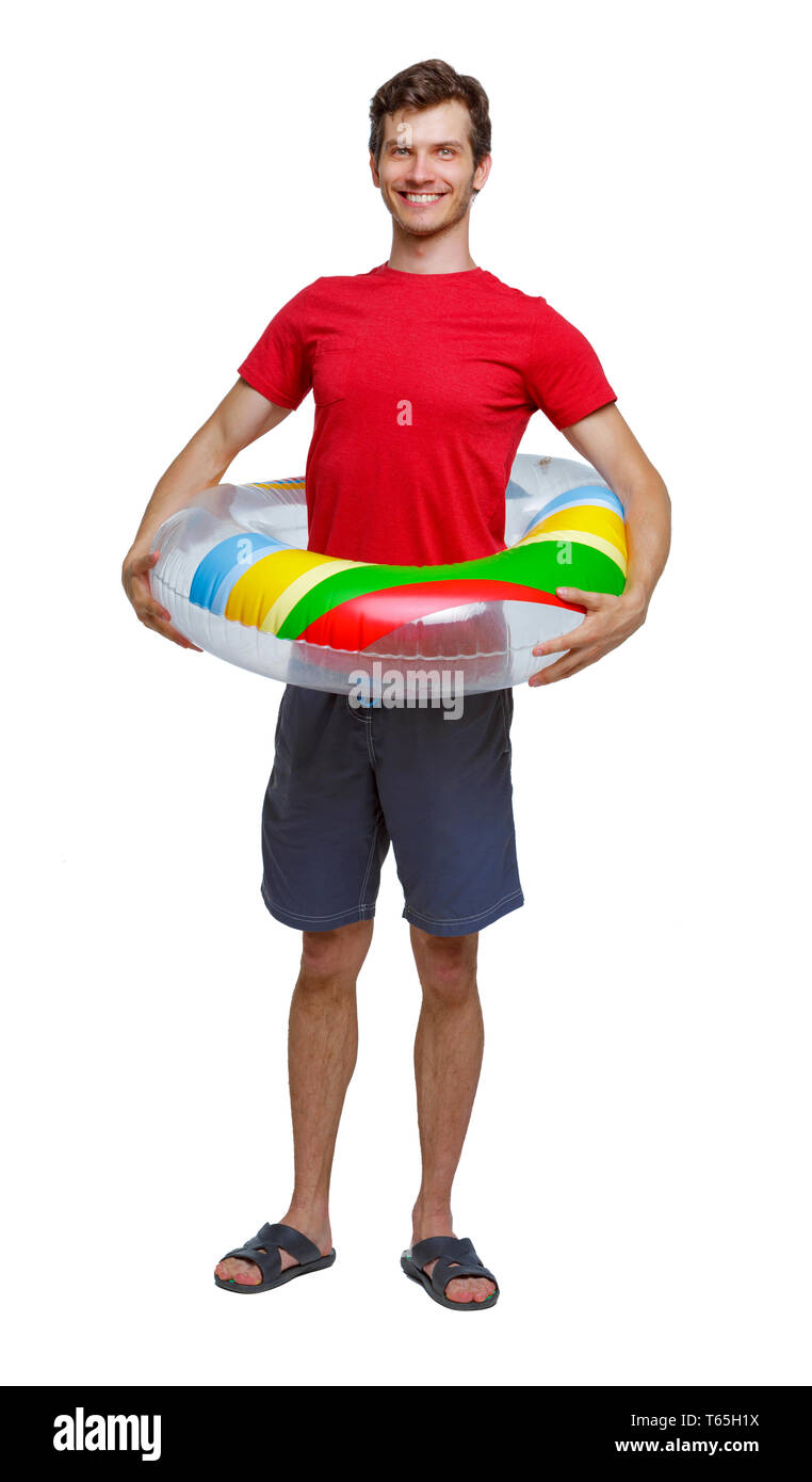 Vista frontale di un uomo in pantaloncini corti con un cerchio gonfiabile. guy sulla spiaggia. Vista posteriore di raccolta persone. vista posteriore di persona. Isolato su bianco Foto Stock
