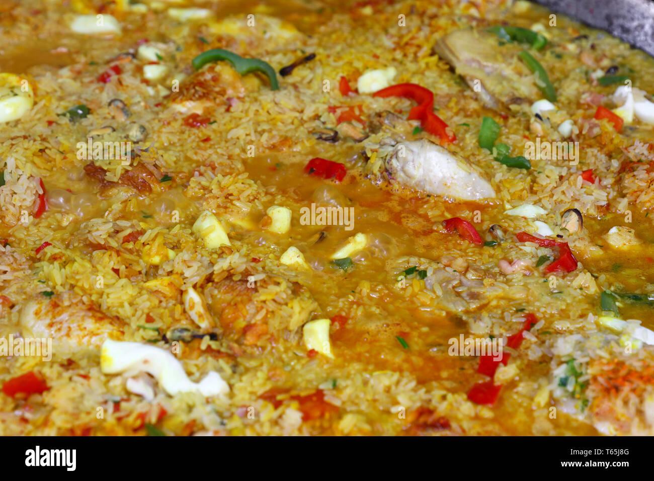 Chiudere La Cucina Tradizionale Spagnola Di Valencia La Paella Mista Con Carne Di Pollo Pesce E Verdure In Grande Padella Ad Alto Angolo Di Visione Foto Stock Alamy