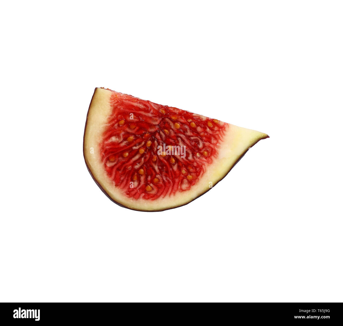 Close up tagliare quarto di freschi maturi succosa fig frutto isolato su sfondo bianco, basso angolo vista laterale Foto Stock