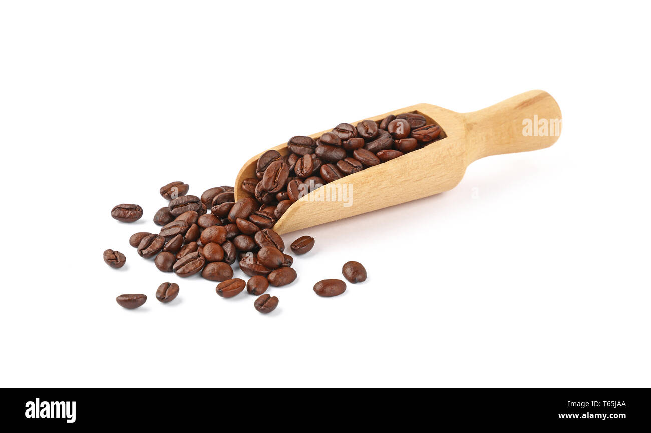 Close up scoop di legno pieno di Arabica torrefatto Caffè in grani isolati su sfondo bianco, ad alto angolo di visione Foto Stock
