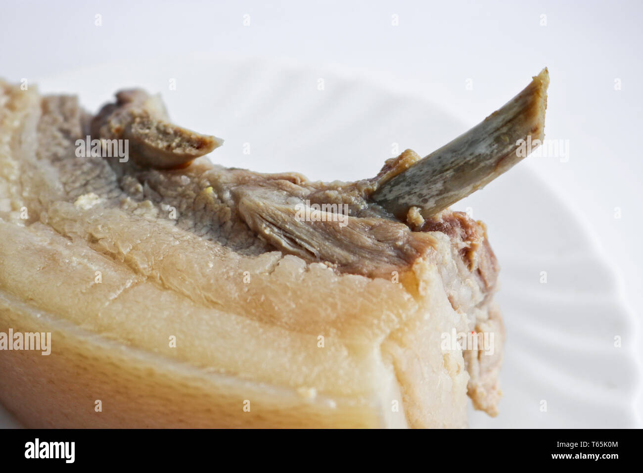 Bollito di maiale lardo con nervature. Pasti nutrizionali per la famiglia. Foto Stock