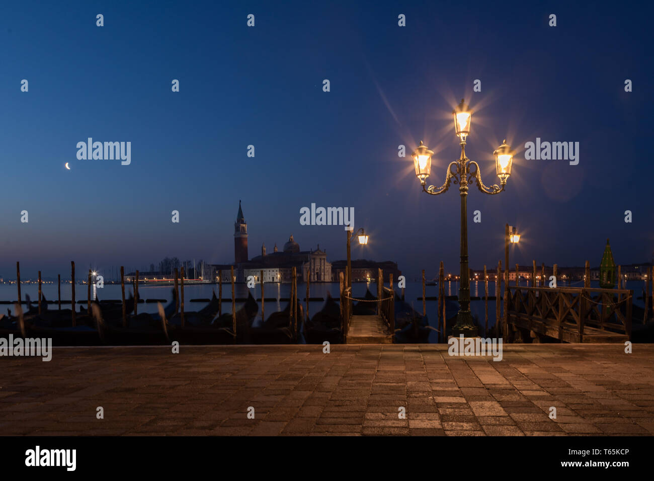 Mentre Venezia dorme, una lunga esposizione foto delle gondole bobbing nell'acqua, e San Giorgio Maggiore in background Foto Stock
