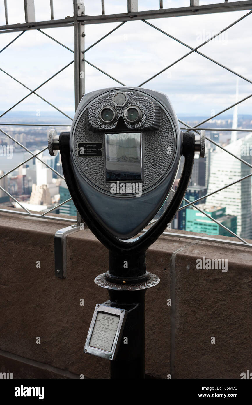 Binoculare pubblica presso Empire State Building di New York City, Stati Uniti d'America Foto Stock