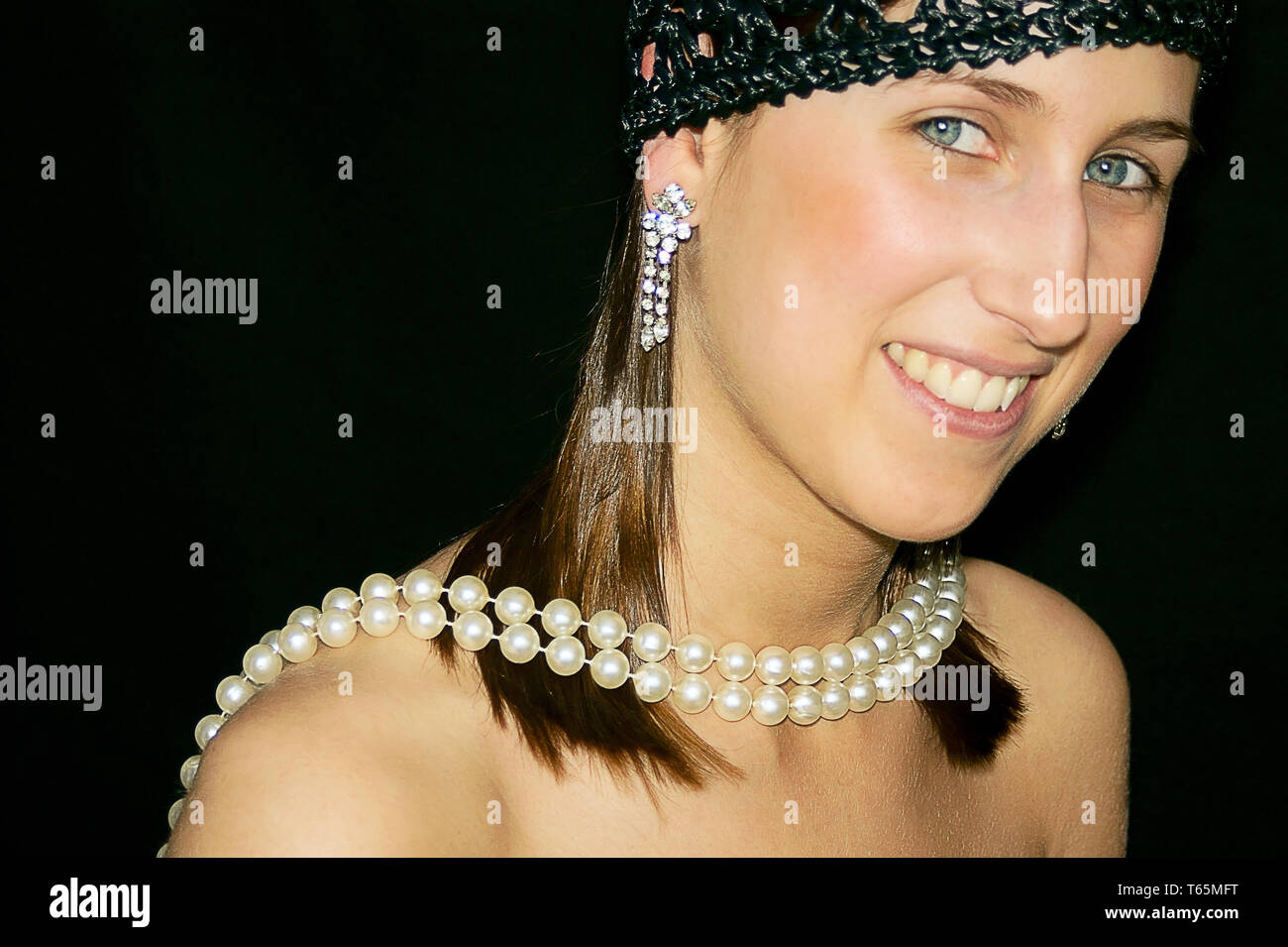 Giovane donna con collana di perle Foto Stock