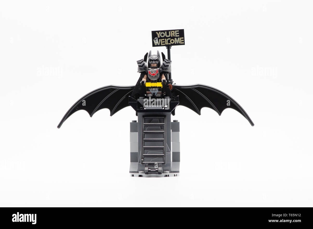 Battaglia di LEGO Batman pronto sul trono con sei segno di benvenuto. Lego minifigures sono fabbricati da Lego. Foto Stock