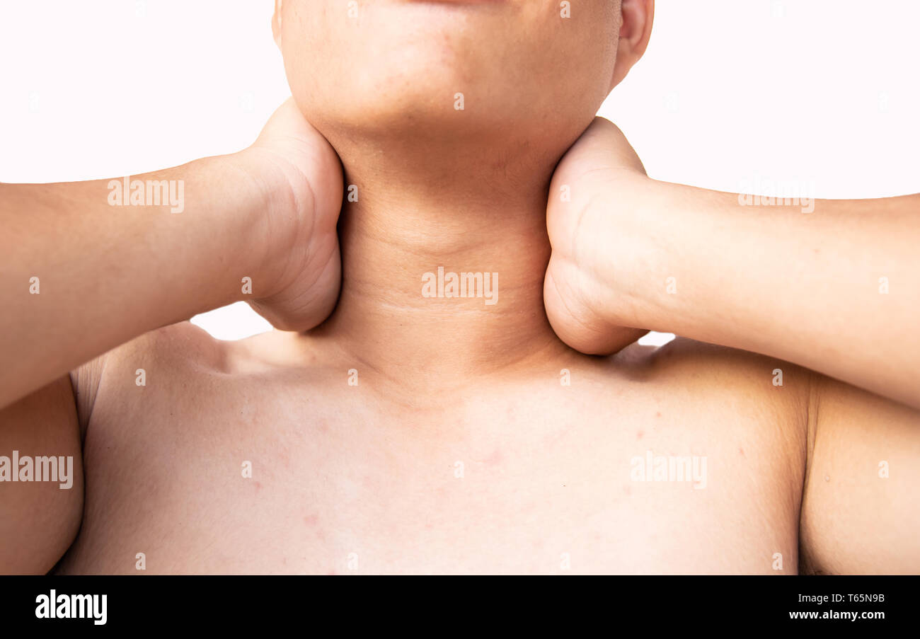 Youngman toccare il suo collo per ridurre neckpian Foto Stock