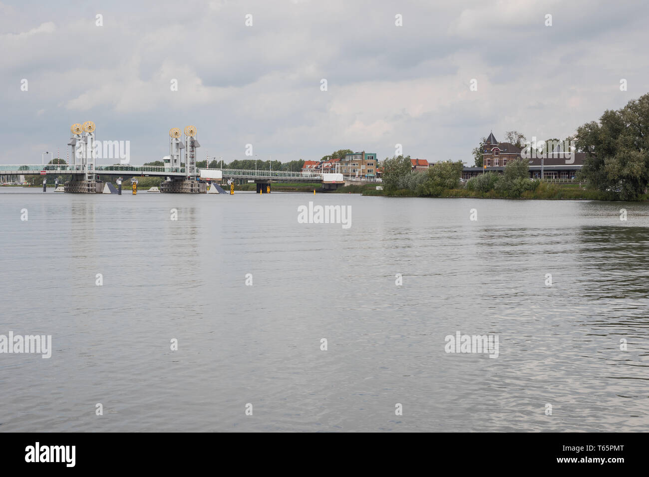 La stazione ferroviaria con ponte sopra il Fiume Ijssel a Kampen, visto dalla riva sinistra Foto Stock