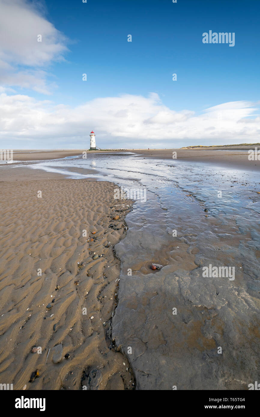Il leggermente pendente Talacre Lighthouse e spiaggia nei pressi di Prestatyn sulla costa settentrionale del Galles Foto Stock