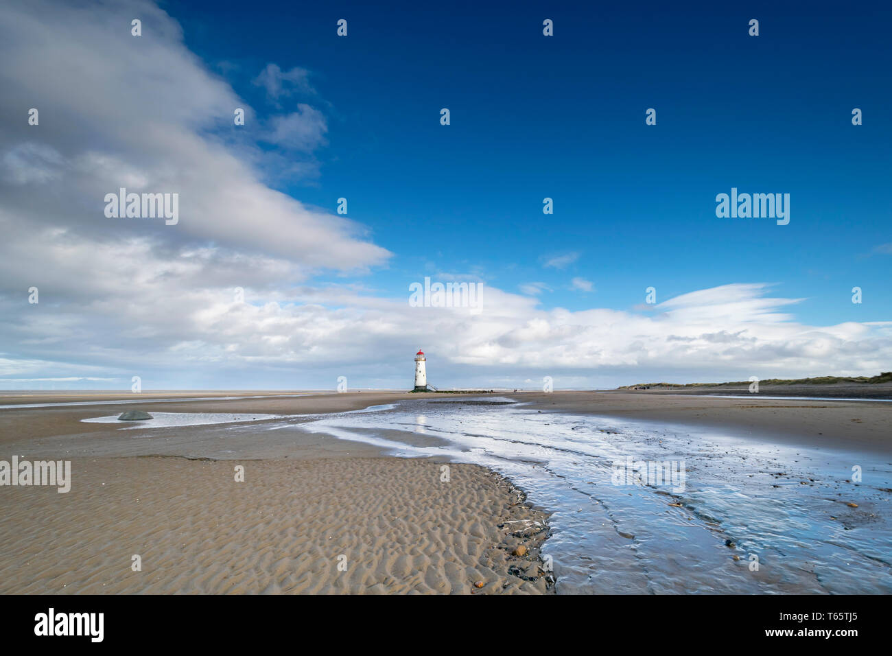 Il leggermente pendente Talacre Lighthouse e spiaggia nei pressi di Prestatyn sulla costa settentrionale del Galles Foto Stock