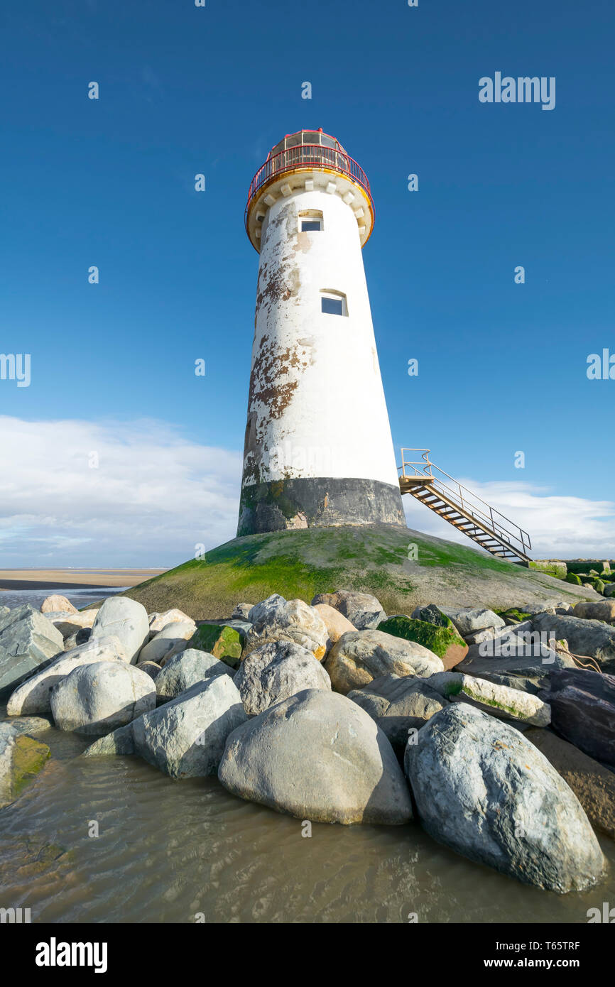Il leggermente pendente Talacre Lighthouse e spiaggia nei pressi di Prestatyn sulla costa settentrionale del Galles Foto Stock