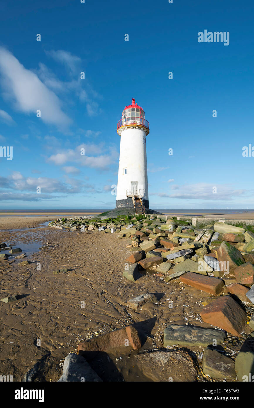 Il leggermente pendente Talacre Lighthouse e spiaggia nei pressi di Prestatyn sulla costa settentrionale del Galles Foto Stock