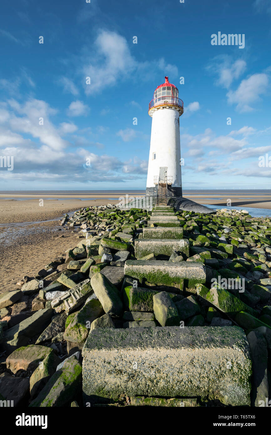 Il leggermente pendente Talacre Lighthouse e spiaggia nei pressi di Prestatyn sulla costa settentrionale del Galles Foto Stock