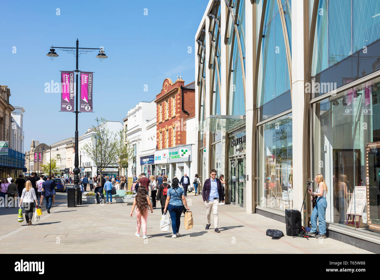 Cheltenham high street, Cheltenham Gli acquirenti dello shopping sulla High Street, Cheltenham Spa, Gloucestershire, England, Regno Unito e Unione europea, Europa Foto Stock