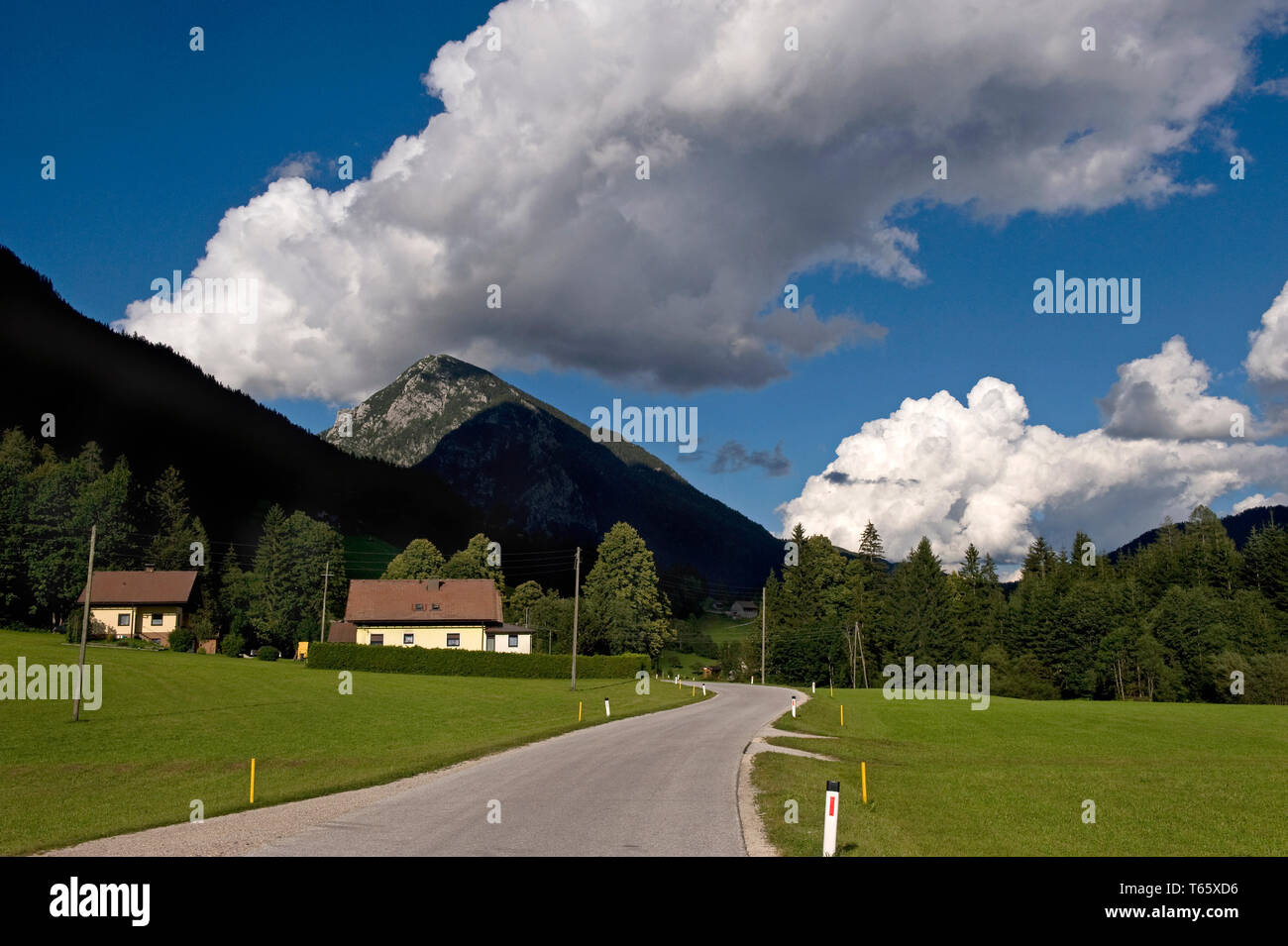 Il villaggio Zell-Freibach (sloveno Sele-Borovnica) in una valle laterale a nord del Karawank sulla frontiera slovena in Austria Foto Stock